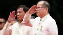  Presiden terpilih Filipina Rodrigo Duterte bersama mantan Presiden Benigno Aquino berdiri selama upacara kehormatan Aquino sebelum meninggalkan Istana Malacanang di Manila, Filipina, Kamis (30/6). (REUTERS/Erik De Castro)
