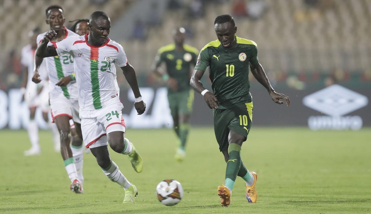 Keunggulan Senegal bertambah menjadi 2-0 pada menit ke-76 usai Sadio Mane (kanan) berhasil memanfaatkan kesalahan pemain lawan dan memberikan assist ke Idrissa Gueye. Namun, enam menit berselang, Burkina Faso berhasil memperkecil keunggulan lewat Ibrahim Blati Toure. (AP/Sunday Alamba)
