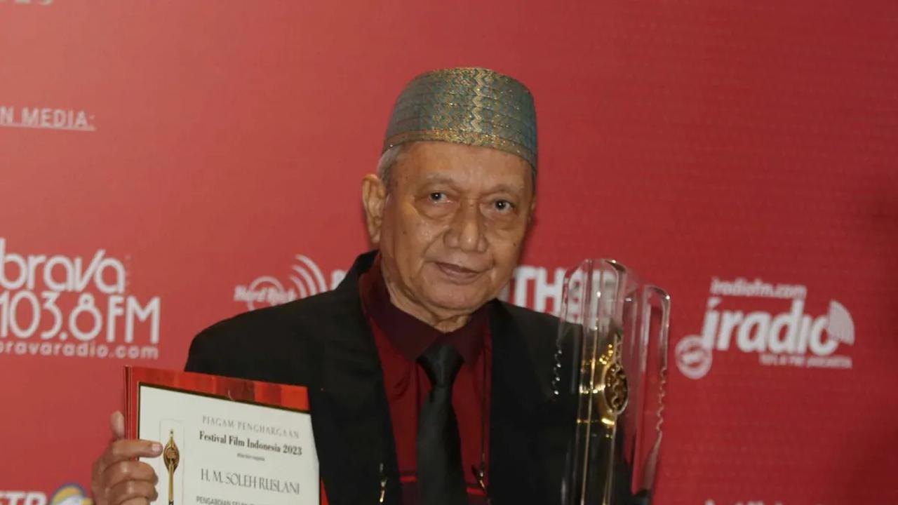Sinematografer H.M. Soleh Ruslani berpose memegang piala saat menerima Anugerah Festival Film Indonesia (FFI) 2023 kategori  Pengabdian Seumur Hidup di Ciputra Artpreneur, Jakarta, Selasa (14/11/2023).