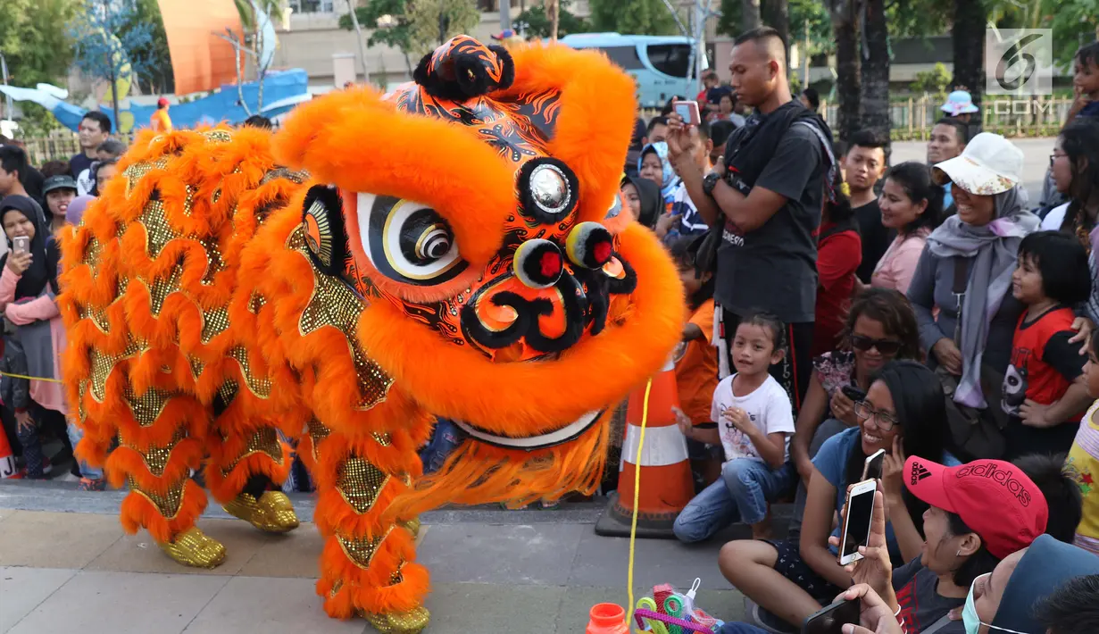 Penari Barongsai beraksi menghibur pengunjung Pantai Lagoon, Ancol, Jakarta, Sabtu (2/2). Untuk menyambut perayaan Imlek 2570, pengelola menampilkan Ancol Imlek Festival 2570. (Liputan6.com/Helmi Fithriansyah)