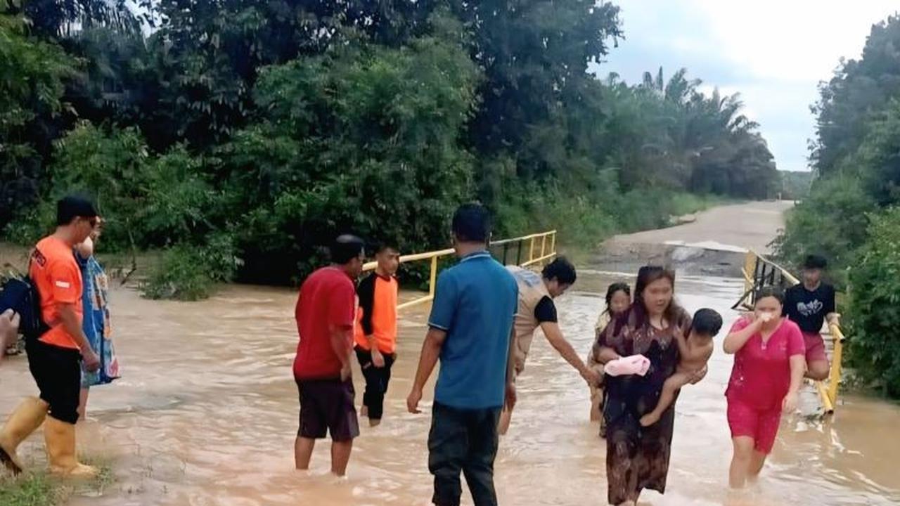Akses Jalan Desa Gemawang Muara Enim Lumpuh Total Akibat Banjir