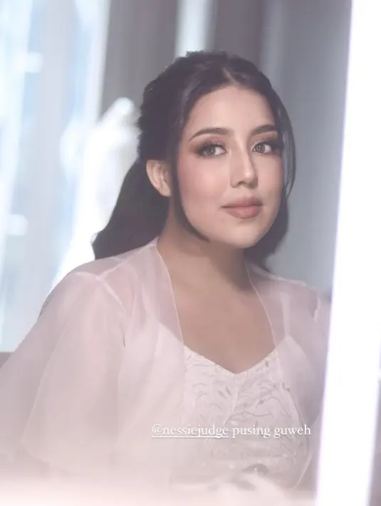 Gaya makeup Nessie saat resepsi tidak berbeda jauh dengan akad nikah. [@vinnagracia]