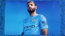Penyerang Manchester City, Sergio Aguero, berpose dengan jersey kandang baru untuk musim 2020-2021 yang dikenalkan ke publik pada Kamis (16/7/2020). (Bola.com/Dok. Manchester City)