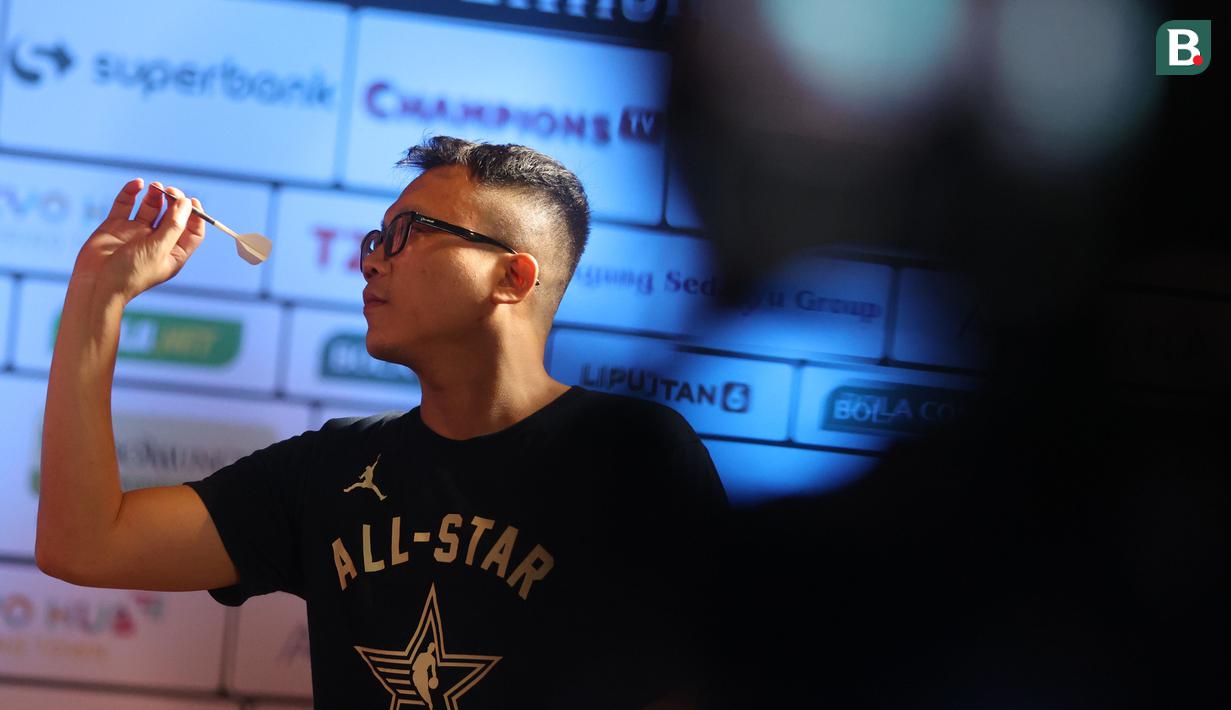 Benny Tandean saat beraksi pada Darts National Competition Series 03 yang digelar di Tokyo Hub, PIK 2, Minggu (30/6/2024). (Bola.com/M Iqbal Ichsan)