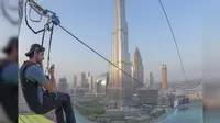 Putra Mahkota Dubai Sheikh Hamdan bin Mohammed, menjajal zip line urban terbesar di dalam kota. (@xline)