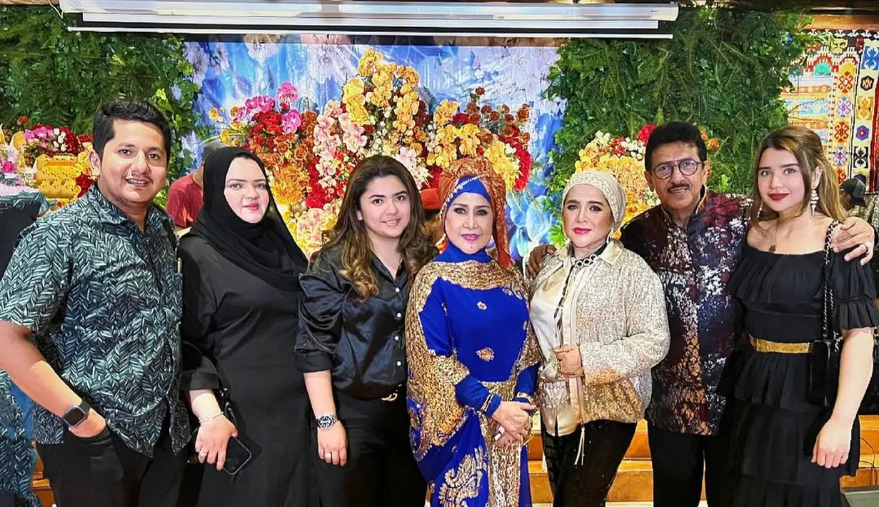 Selain banyak penyanyi dangdut seniro, hadir juga beberapa artis senior. Seperti diketahui, sebelum jadi penyanyi dangdut, Elvy lebih dulu bermain film. Diantaranya aktor Hengky Tornando, Baby Zelvia, Ucy Bing Slamet juga Yati Octavia. [Instagram/cameliamalikreal]