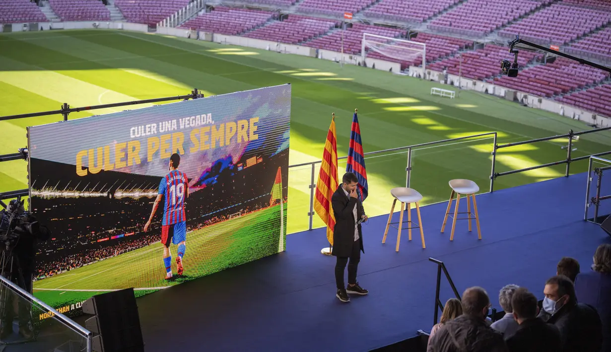 Striker Barcelona Sergio Aguero berbicara dalam konferensi pers di stadion Camp Nou di Barcelona, Spanyol, Rabu (15/12/2021). Sergio Aguero telah mengumumkan pengunduran dirinya dari sepak bola pada hari Rabu karena penyakit jantung. (AP Photo/Emilio Morenatti)