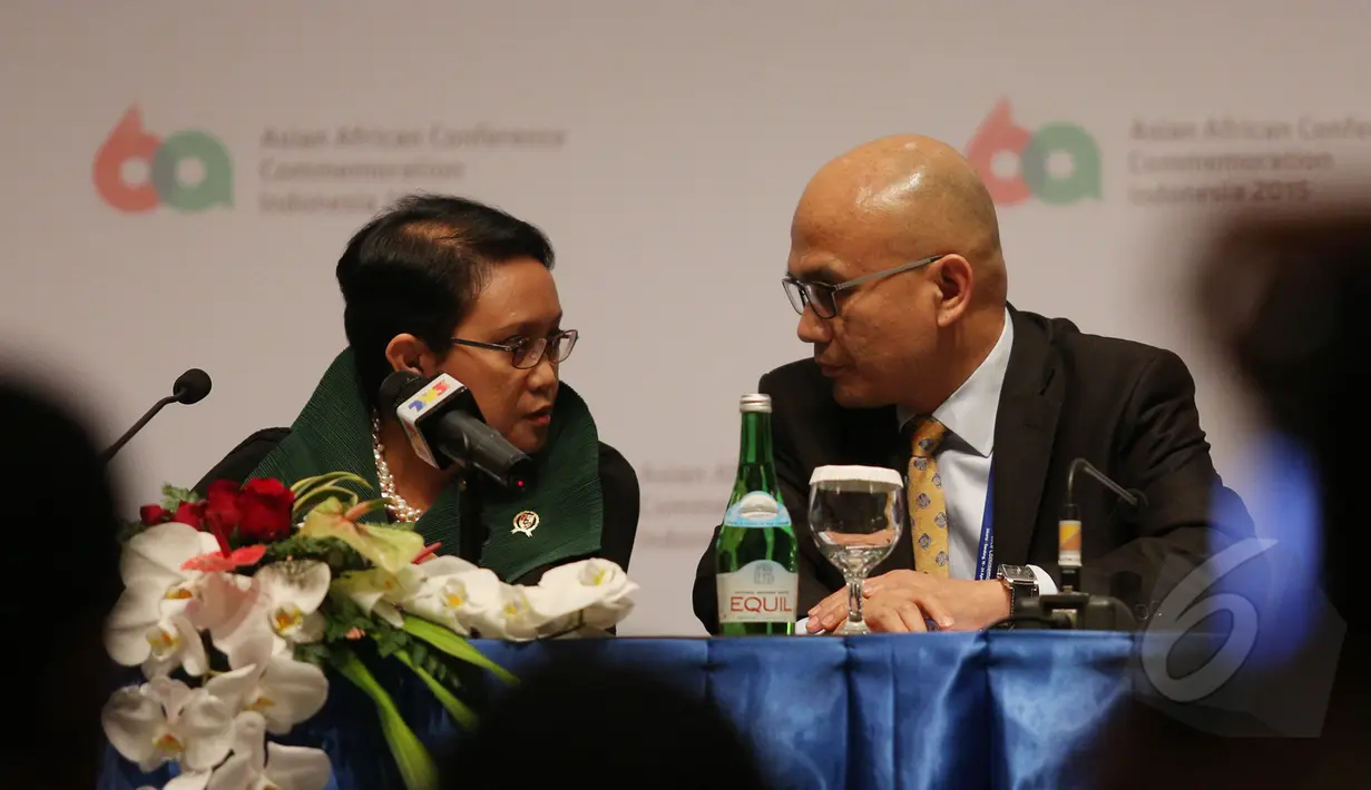 Menteri Luar Negeri Retno Marsudi (kiri) saat bersiap memberikan keterangan pers terkait serangan bom yang terjadi di Kota Sana'a, Jakarta, Senin (20/4/2015). Pemerintah Indonesia mengecam keras serangan bom tersebut. (Liputan6.com/Herman Zakharia)