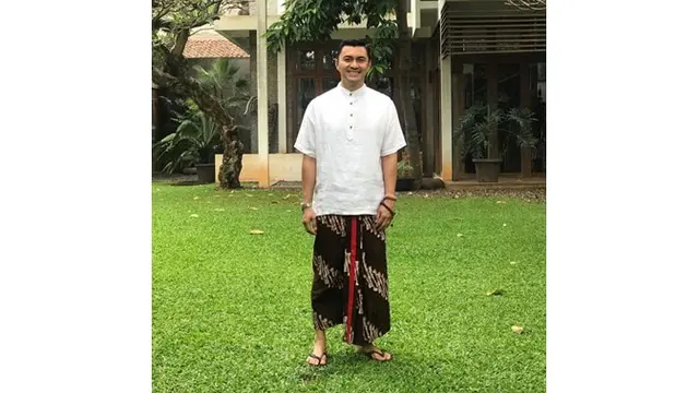 Potret rumah Anjasmara dari luar, didominasi warna krem serta halaman luas nan asri.