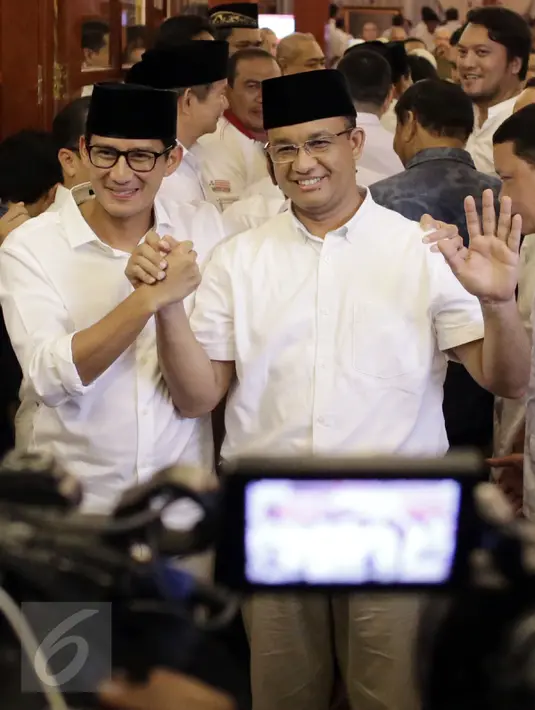 Anies Baswedan berjabat tangan dengan Sandiaga Uno saat difoto usai menggelar Konferensi Pers di Jakarta, Rabu (19/4). Mereka menggelar konpers terkait kemenangannya dalam penghitungan cepat hasil Pilkada DKI putaran kedua. (Liputan6.com/Johan Tallo)