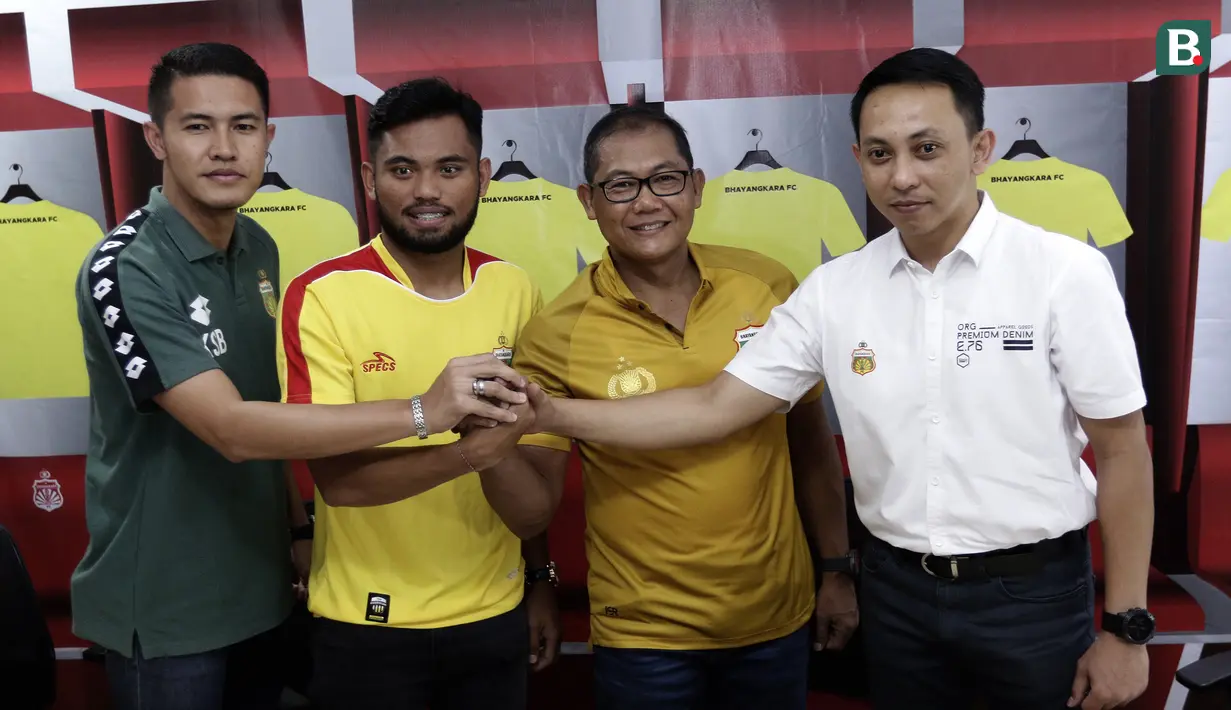Chief Operating Officer (COO) Bhayangkara FC, Sumardji, saat memperkenalkan pemain baru, Saddil Ramdani, di Mess Bhayangkara, Jakarta, Sabtu (8/2). Saddil menjadi rekrutan terakhir Bhayangkara FC.(Bola.com/Yoppy Renato)
