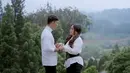 Edwin Bahari, kekasih Anisa, diketahui lebih muda 19 tahun darinya. Usia Anisa yang kini 47 tahun tak menghalangi keputusannya untuk kembali menikah dengan pria berusia 28 tahun itu. Menariknya, Edwin ternyata merupakan mantan anak asuh sang pedangdut yang kini berhasil mencuri hatinya. (Liputan6.com/IG/@anisa_bahar_new)