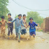 Ketahui Bahayanya Bermain Banjir bagi Kesehatan Anak