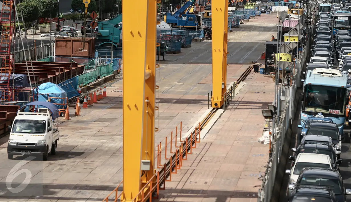 Tampak tak ada aktifitas pembangunan Stasiun Mass Rapid Transit (MRT) Jakarta di Kawasan Bundaran Hotel Indonesia, Jakarta Pusat, Kamis (31/12). Pengerjaan proyek MRT sengaja diberhentikan sementara waktu. (Liputan6.com/Faizal Fanani)