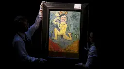 Petugas saat memamerkan lukisan " La Gommeuse " karya Pablo Picasso di London, Inggris, Jumat (9/10/2015). Lukisan ini dihargai hingga ratusan miliar rupiah. (REUTERS/Stefan Wermuth) 