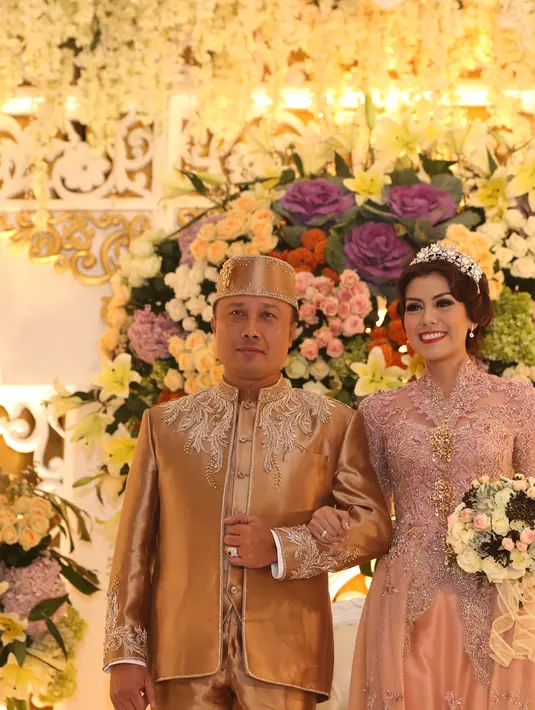 Acara yang diadakan dengan nuansa ‘gold’ ini pun menghadirkan Farhan dan Ayushita sebagai pembawa acara. Kebahagiaan Winny dan suami sebagai pengantin baru pun tak dapat disembunyikan, senyum selalu ditorehkan keduanya. (Andy Masela/Bintang.com)