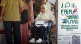 Pelamar mengendarai kursi roda saat menghadiri Job Fair Disabilitas bertajuk Cinta Disabilitas di Lapangan Banteng, Jakarta, Sabtu (3/12/2022). Sebanyak 20 perusahaan dari BUMD DKI Jakarta dan perusahaan swasta lainnya yang ikut serta dalam acara ini. (merdeka.com/Imam Buhori)