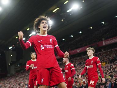 Pemain Liverpool, Jayden Danns melakukan selebrasi bersama rekan-rekannya setelah mencetak gol ke gawang Southampton pada laga putaran kelima Piala FA 2023/2024 di Anfield, Liverpool, Inggris, Kamis (29/02/2024) WIB. (AP Photo/Jon Super)