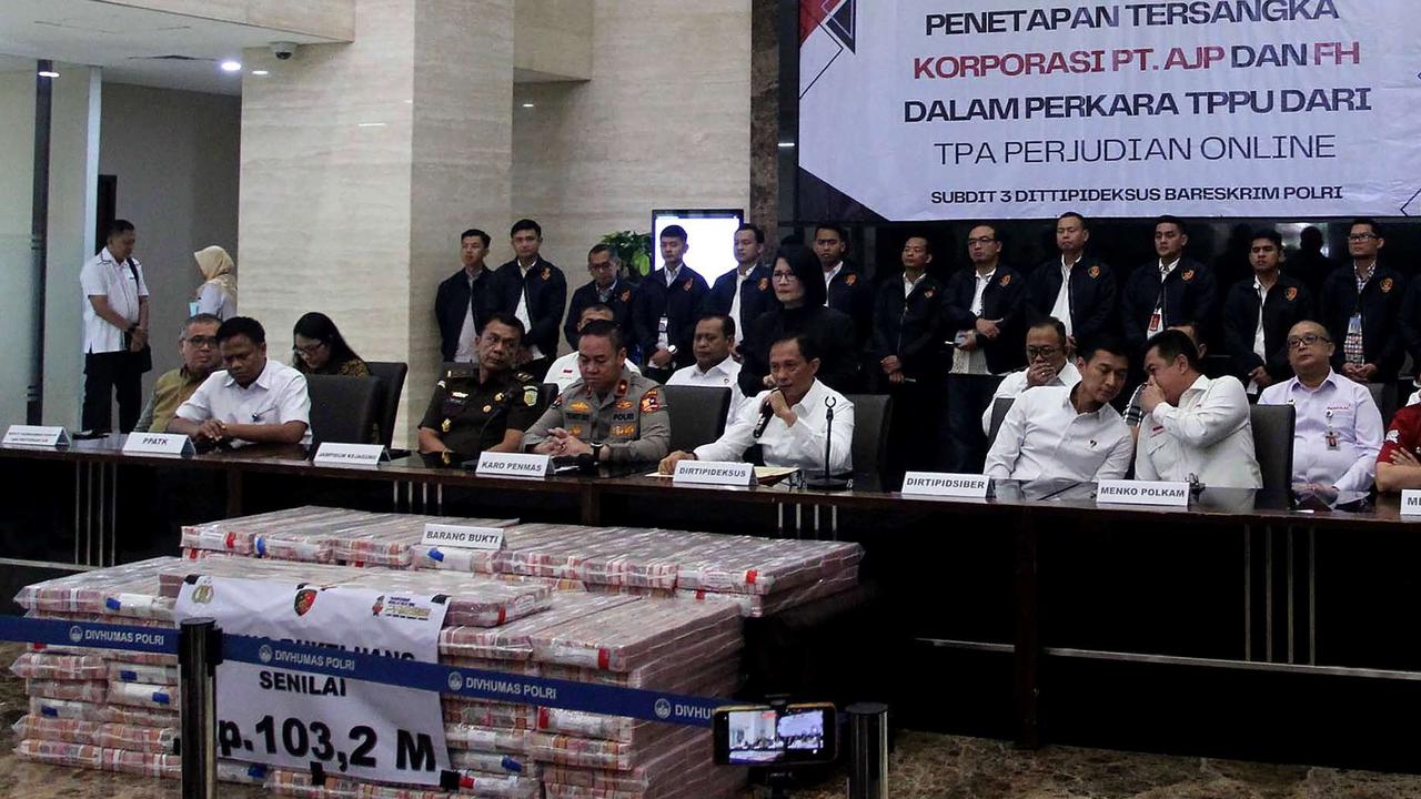 Tumpukan uang Rp103,2 miliar tekait judi online