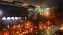 Umat Hindu Nepal mengarungi lampu minyak selama festival Bala Chaturdashi di Kuil Pashupatinath di Kathmandu (6/12). Festival Bala Chaturdashi ini dirayakan untuk mengenang anggota keluarga yang telah tiada. (AFP Photo/Prakash Mathema)