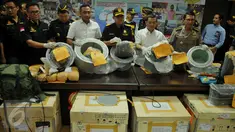 Direktorat Tindak Pidana Narkoba Bareskrim Polri bersama jajaran menunjukkan barang bukti sabu saat rilis kasus narkoba di Ditipid Narkoba Bareskrim Polri, Cawang, Jakarta Timur, Rabu (27/7).(Liputan6.com/Gempur M Surya)