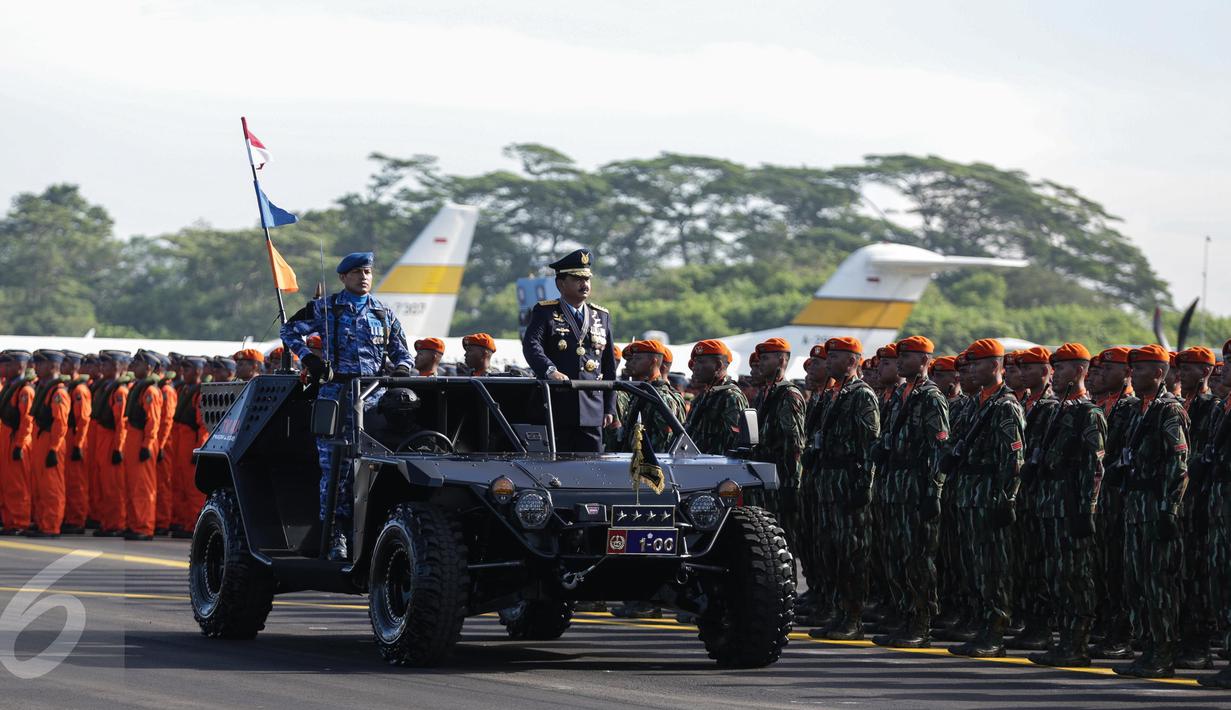 Marsekal TNI Hadi Tjahjanto memeriksa pasukan dengan menaiki mobil komando saat upacara peringatan Hari Ulang Tahun (HUT) ke-71 di Taxi Way Skuadron Udara Bandara Halim Perdanakusuma, Jakarta, Minggu (9/4). (Liputan6.com/Faizal Fanani)