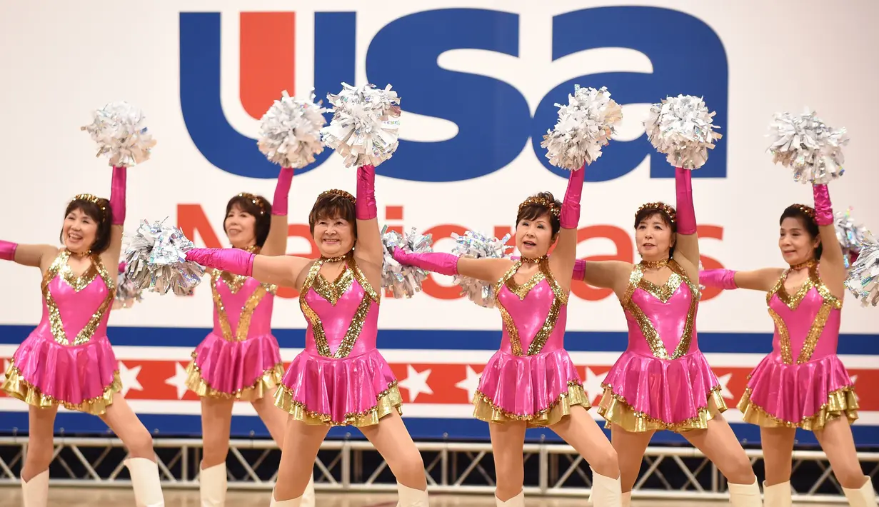 Cheerleader "Jepang Pom Pom" beraksi di Kejuaraan Nasional Cheerleader 2016 di Chiba, Jepang (26/3). Meski sudah lanjut usia, mereka tetap semangat dan enerjik. (AFP PHOTO / Toru Yamanaka)