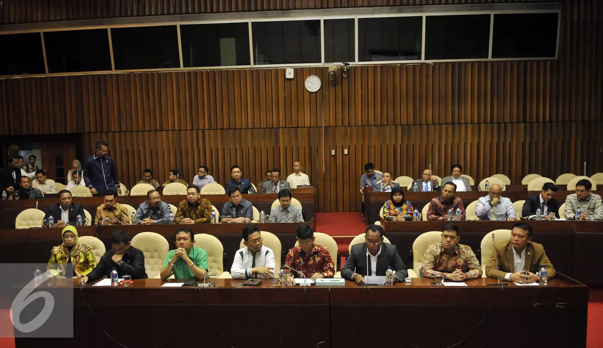 Anggota DPR Lintas Fraksi memakai Pita Hitam bertuliskan "Save DPR" dan mendeklarasikan untuk menyelamatkan Kehormatan DPR, meminta Setya Novanto Turun Dari Jabatannya, Jakarta, Selasa (15/12). (Liputan6.com/Johan Tallo)