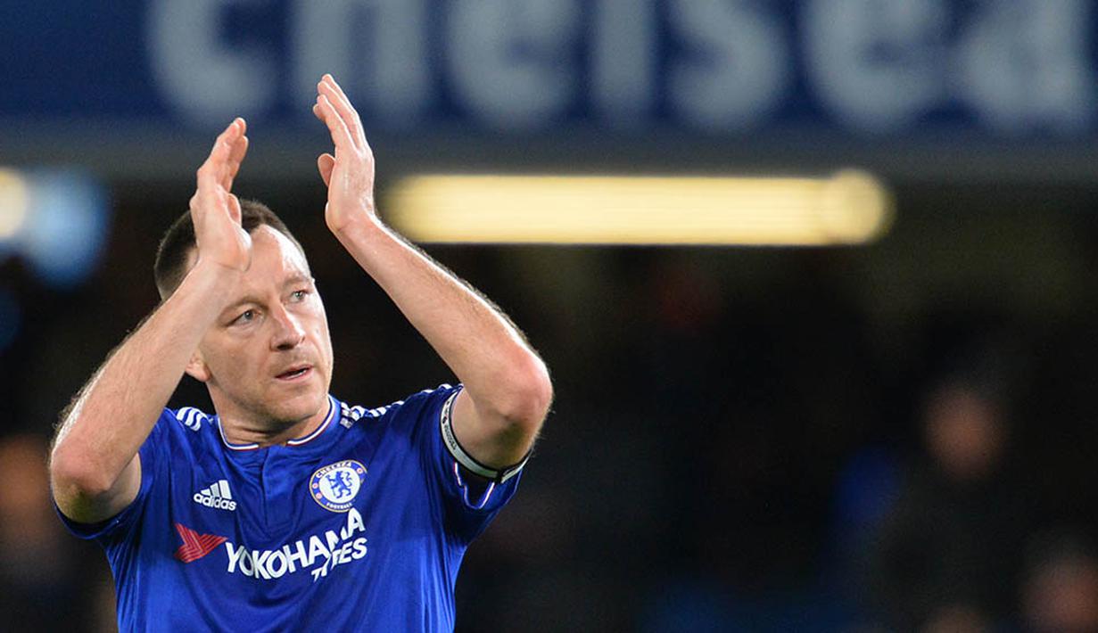 1. John Terry, bek legendaris Chelsea itu sudah memasuki usia senja. Penampilannya musim ini jauh menurun, bahkan kerap menjadi penghangat bangku cadangan The Blues. (AFP/Glyn Kirk)
