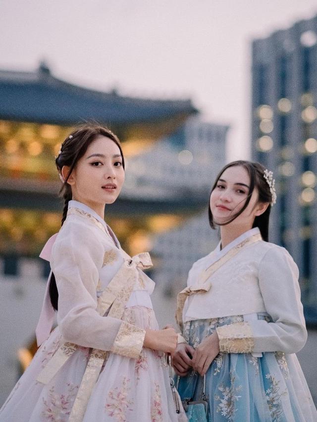 Elina Joerg dan Natasha Wilona di Korea