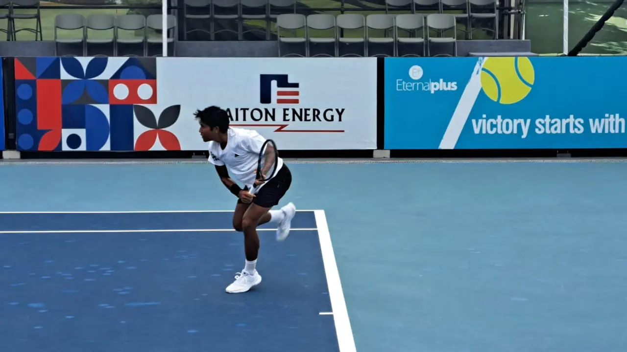 Rifqi Fitriadi beraksi di  Kalahkan Petenis AS, Rifqi Fitriadi Ikuti Lolos Babak Kedua babak Men's World Tennis Championship 2024