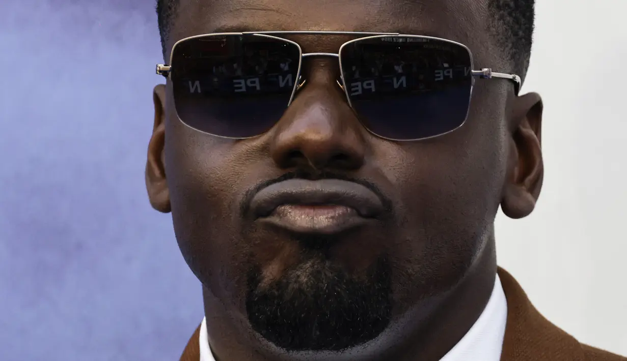 Aktor  Inggris Daniel Kaluuya berpose untuk fotografer setibanya untuk pemutaran perdana film 'Nope' di London, Kamis (28/7/2022). (Scott Garfitt/Invision/AP)