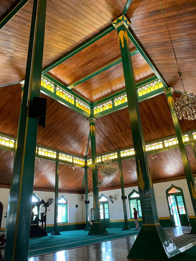 Masjid Al Wustho Mangkunegaran di Surakarta dengan Arsitektur Jawa dan Kolonial