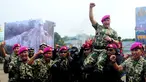 Kepala Staf Angkatan Laut (KSAL) Laksamana Ade Supandi diangkat sejumlah Marinir, Cilandak, Jakarta Selatan, Kamis (2/4/2015). Ade Supandi mendapat gelar Warga Kehormatan Korps Marinir. (Liputan6.com/Yoppy Renato)