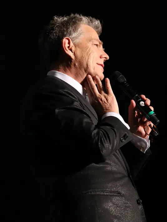 Tak lupa juga, David Foster memberikan kesempatan kepada satu anak muda yang akan berduet dengannya ketika diatas panggung. (Andy Masela/Bintang.com)