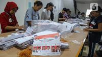 Pekerja menyortir dan melipat surat suara Pilkada DKI Jakarta 2024 di Gudang Logistik Komisi Pemilihan Umum (KPU) Jakarta Pusat, Rabu  (23/10/2024). (Liputan6.com/Angga Yuniar)