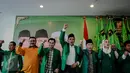 Ketum PPP versi Muktamar Jakarta, Djan Faridz bersama pengurus partai lainnya bersorak usai deklarasi dukungan kepada Basuki Tjahaja Purnama (Ahok)-Djarot Saiful Hidayat di Pilkada DKI 2017, di DPP PPP, Jakarta, Jumat (7/10). (Liputan6.com/Faizal Fanani)