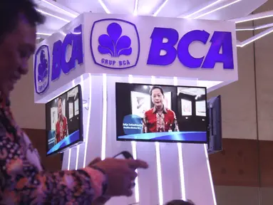 BCA ikut berpartisipasi di acara Indonesia Banking Expo (IBEX) 2015 di JCC, Jakarta, Kamis (10/9/2015). Sejumlah bank menawarkan beragam fasilitas untuk menarik pengunjung menabung di tempatnya. (Liputan6.com/Angga Yuniar)