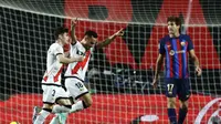 Pemain Rayo Vallecano merayakan gol ke gawang Barcelona (AP)