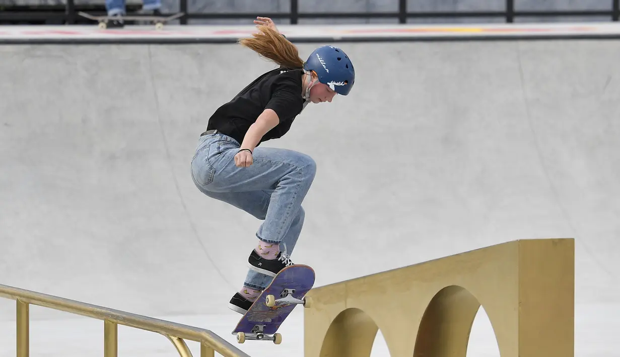 Antonie Bakosova, dari Republik Ceko, berlaga di Kejuaraan Dunia Skateboard Jalanan, ajang kualifikasi untuk Olimpiade Tokyo, di Roma, Italia (2/6/2021). Kota ini juga sekarang akan menjadi tuan rumah Open Street Skateboard dari 2022 hingga 2025. (Fabrizio Corradetti/LaPresse via AP)