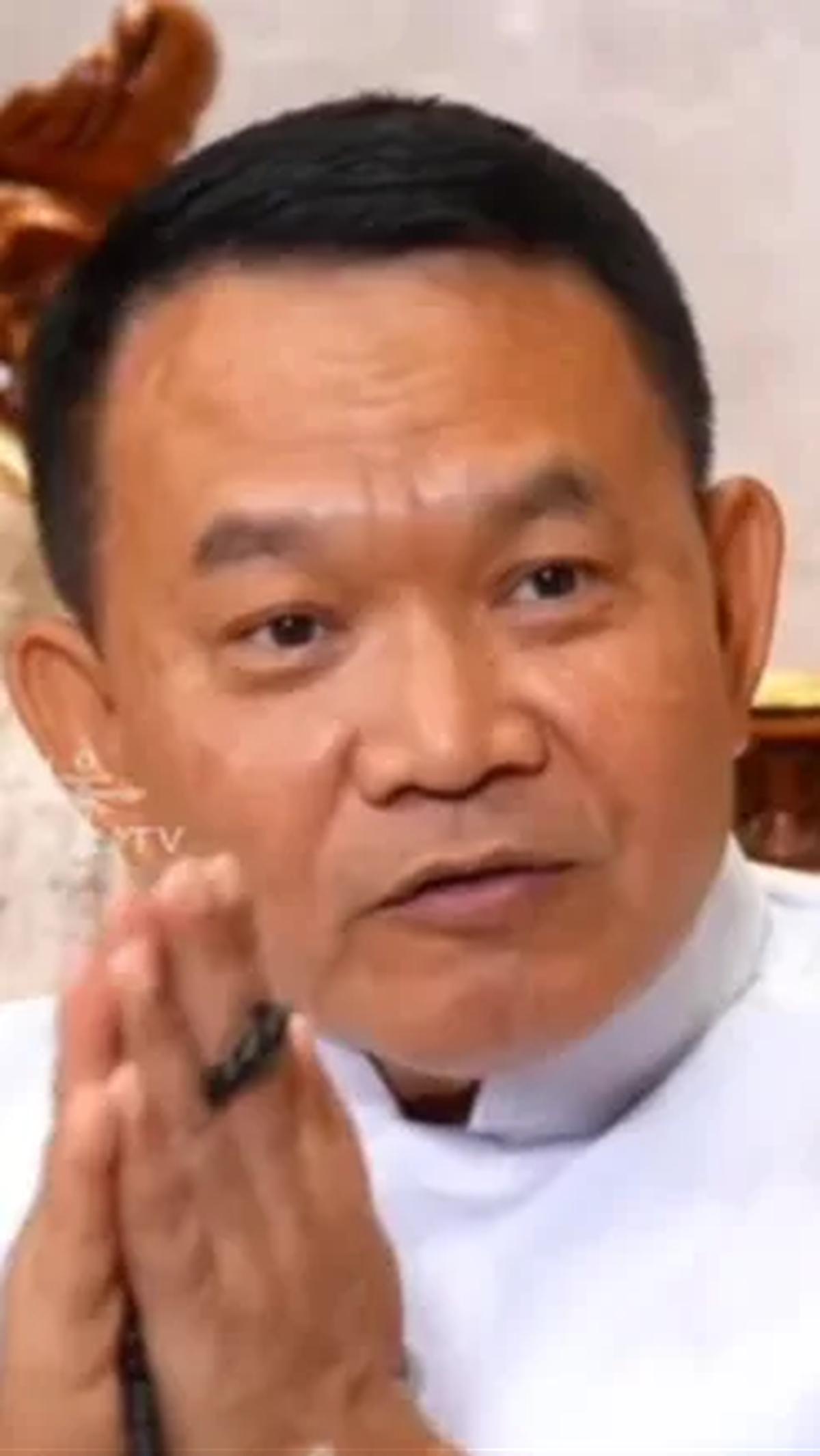 "Saya buka topi, rupanya mereka ada yang malam itu ikut ceramah saya. Jadi akhirnya 'Allahu akbar pak ustad, pak ustad, pak ustad' katanya," ungkap Dudung mengenang momen tersebut.