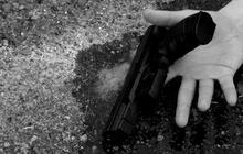 Ironi di negeri koboi berpistol