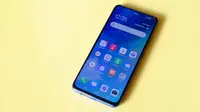 Tampilan Vivo V19 dengan punch hole kecil di layar. (Liputan6.com/ Agustin Setyo W)