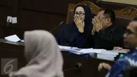 Terdakwa kasus dugaan korupsi angggaran pengadaan alat kesehatan Rumah Sakit serta mantan Gubernur Banten Ratu Atut Chosiyah menjalani sidang lanjutan di Pengadilan Tipikor, Jakarta, Rabu (12/4). (Liputan6.com/Helmi Afandi)