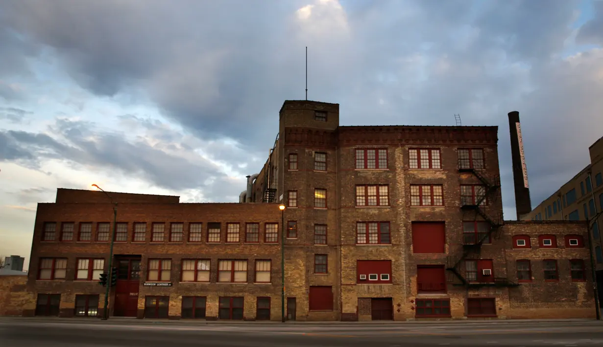 Pabrik Horween Leather Co di Chicago, AS (15/1). Pabrik pembuatan kulit ini dibangun oleh keluarga imigran Ukraina pada tahun 1905. (AP Photo/Charles Rex Arbogast)