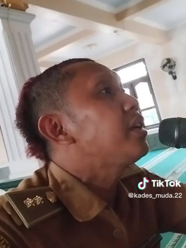 Kades Berambut Mohawk