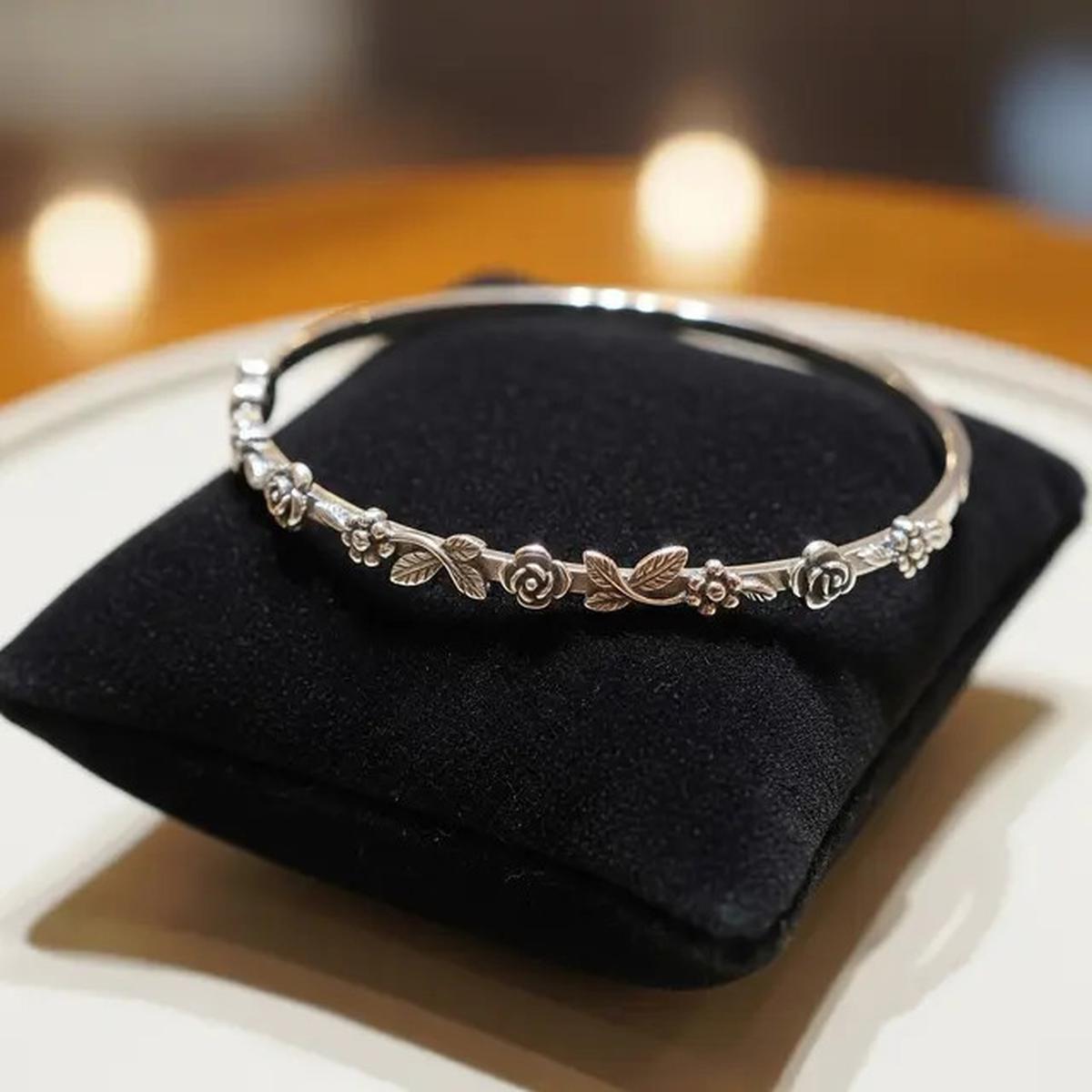 7 Model Gelang Bangle Tipis dengan Aksen Bunga, Sentuhan Klasik yang Tetap Kekinian