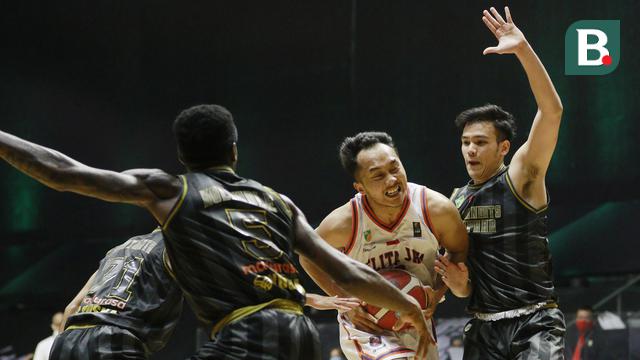 Foto: Comeback di Kuarter keempat, Pelita Jaya Pecundangi West Bandits Solo untuk Sapu Bersih Kemenangan di 4 Laga Awal IBL 2022