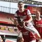 Striker Arsenal, Eddie Nketiah (tengah) melakukan selebrasi bersama rekan setim usai mencetak gol penyeimbang 1-1 ke gawang Fulham dalam laga lanjutan Liga Inggris 2020/2021 pekan ke-32 di Emirates Stadium, Minggu (18/4/2021). Arsenal bermain imbang 1-1 dengan Fulham. (AFP/Ian Kington/Ikimages)