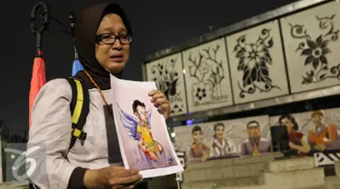 Seorang wanita menangis saat doa bersama di depan Istana Negara, Jakarta, Selasa (15/11). Mereka membawa poster bergambar Intan Olivia Marbun yang menjadi korban dari aksi pelemparan bom di Samarinda.(Liputan6.com/Immanuel Antonius)